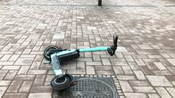 Vihreä sähköpotkulauta makaa kyljellään keskellä kävelykatua.