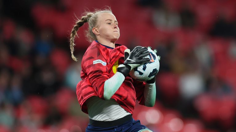 Hannah Hampton hyppää pallo sylissä ilmaan.