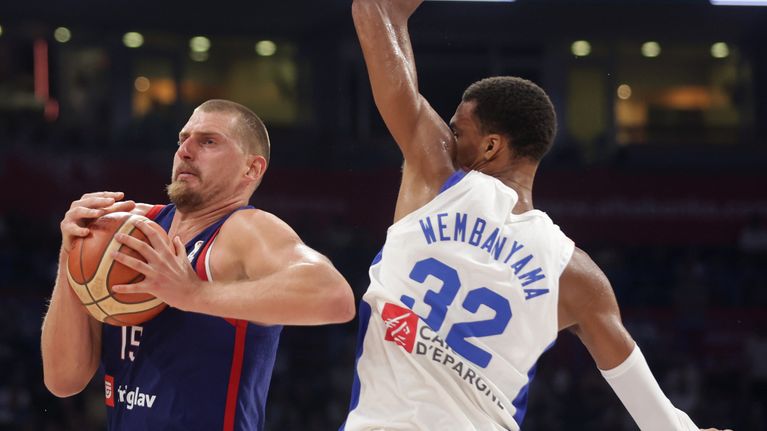 Nikola Jokic (vas.) johti Serbian voittoon Ranskasta ja Victor Wembanyamasta 20.8.2026. 