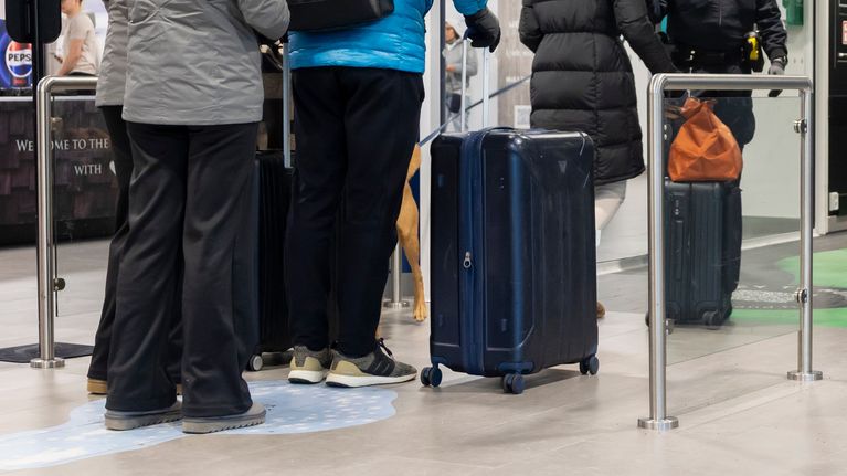 Matkailijoita Rovaniemen lentoasemalla.