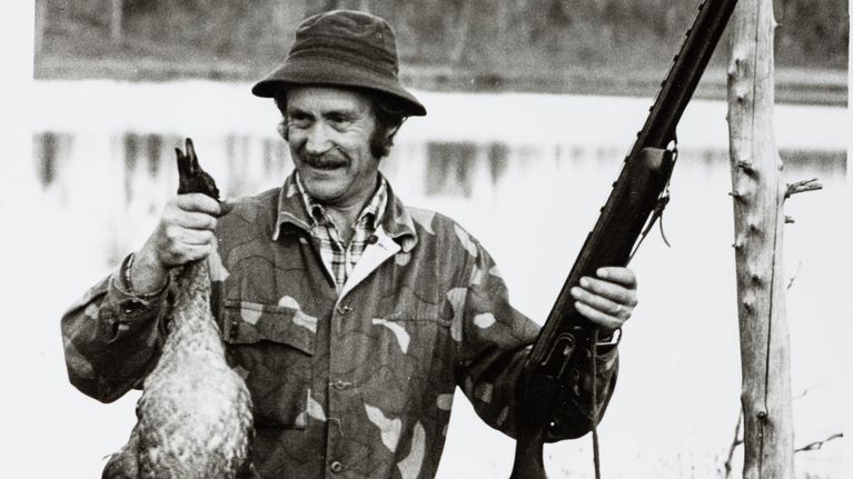 Eräkirjailija Erkki Tuominen hanhisaaliin kanssa 1980-luvulla.