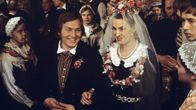 Rose-Marie Rosenback (Maija) ja Leif Sundberg (Janne). Häävieraita taustalla.