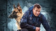 Erikoisjoukoissa työskennellyt filosofian tohtori Harri Gustafsberg ja saksanpaimenkoira.