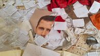 Revitty kuva Bashar al-Assadista lattialla.