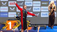 Oliver Solberg tuulettaa Viron MM-rallin voittoa 2025.