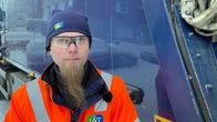 Jäteauton kuljettaja Antti Juujärvi seisoo jäteauton eli pakkarin vieressä.
