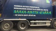 Jäteauton kyljessä lukee viesti pikkupojille, nykyään on vain raaka-aineen kerääjiä.