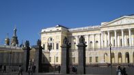 Venäläinen museo kadulta nähtynä, takaa vas. näkyy Kirkko veren päällä kupoleja.