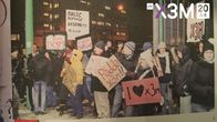 Demonstranter med skyltar