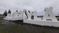 Paikaltaan maasta noussut Jyväskylä-kyltti Lutakonpuistossa.