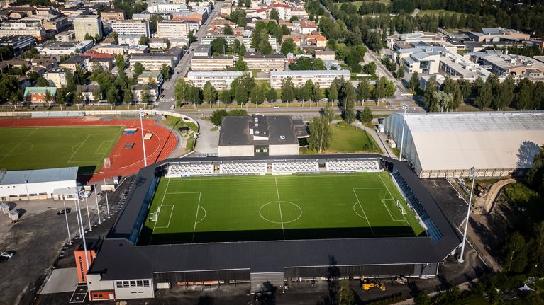Jalkapallostadion. Taustalla näkyy kaupunkia.