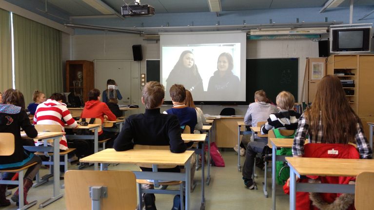 Oppilaat katsovat luokassa videota