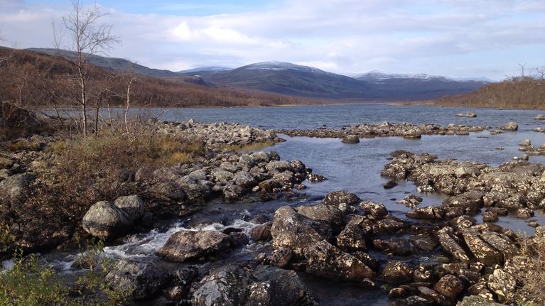 Kilpisjärvi. Taustalla tuntureita.