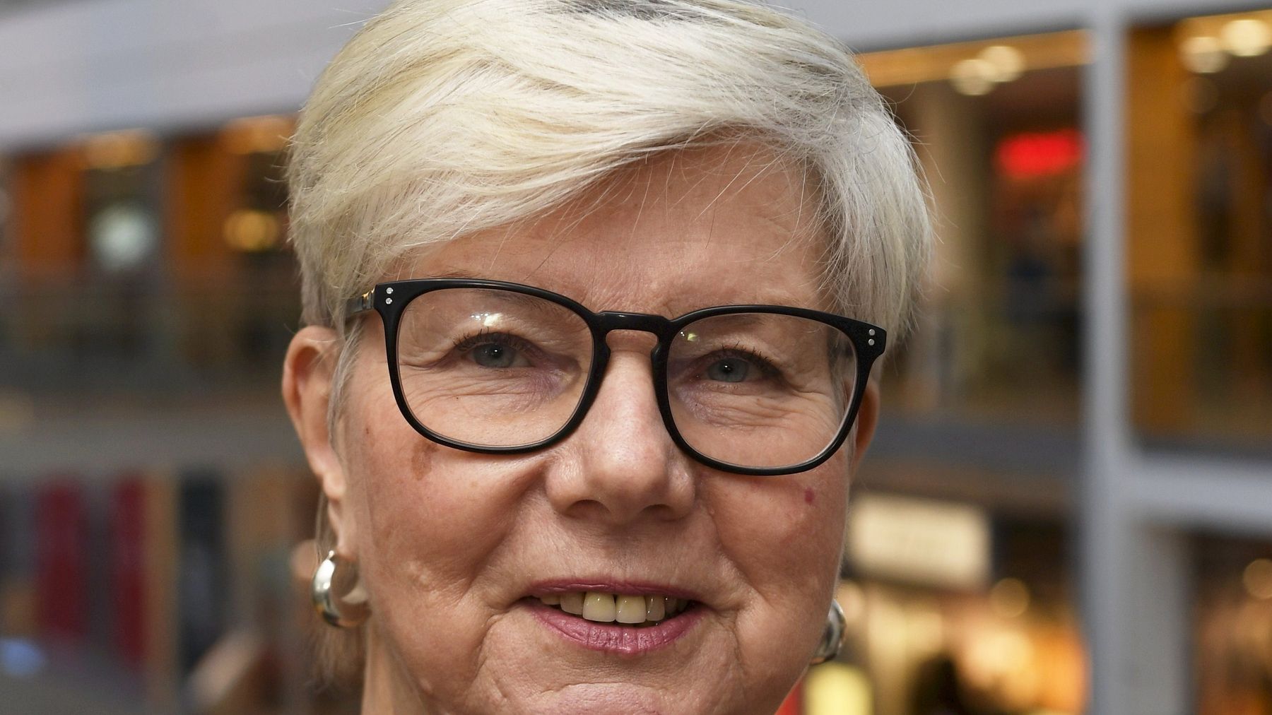 Liikuntavaikuttaja Birgitta Kervinen poseeraa kameralle.