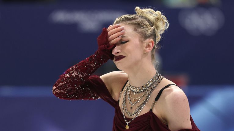 Yhdysvaltalainen taitoluistelija Amber Glenn pettyneenä lyhytohjelmansa jälkeen Milanon talviolympialaisissa. 
