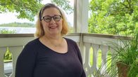 Mari Laakso-Suutari istuu kotitalonsa terassilla.