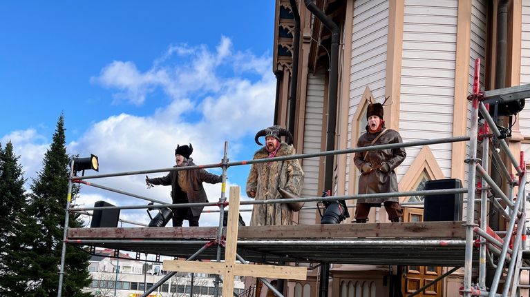 Keskiaikaiseksi teatteriseurueeksi pukeutuneet näyttelijät kirkon eteen rakennetulla lavalla.