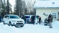 Kuvausryhmä kuvaa kohtausta tv-sarjaa tavisella pihalla, jossa etualalla valkoinen auto ja takas-alalla poliisiauto.