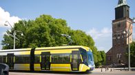 Havainnekuva Turun raitiotiestä, kun raitiovaunu menee Turun tuomiokirkon ohi.