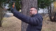 Seinäjoen kaupunginjohtaja Jaakko Kiiskilä katsoo kameraan ja ottaa selfietä.