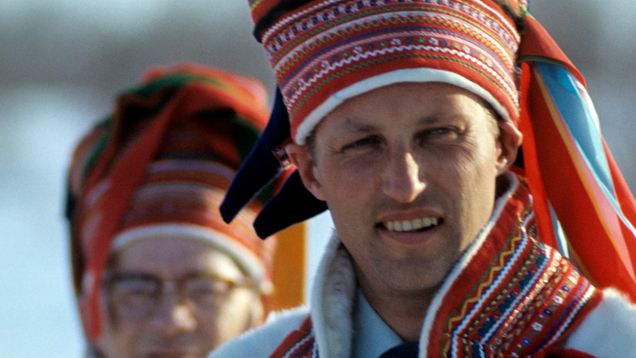 Kuningas Harald pukeutuneena saamelaiseen peskiin vierailullaan Karajoella 1969.