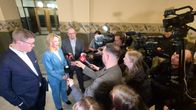 SDP.n johto antaa lausuntoa medialle.