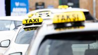 Rivissä parkkeerattuja takseja, joiden katoilla on keltaiset "TAXI" -kyltit.