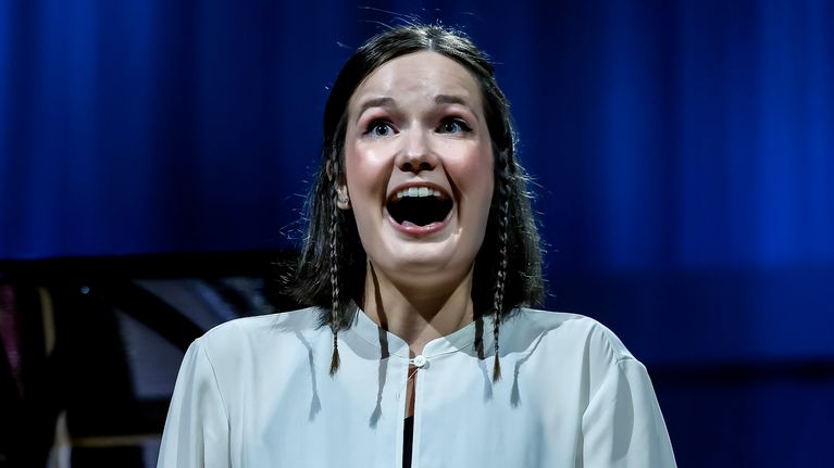 Sopraano Kathrin Lorenzen laulamassa.