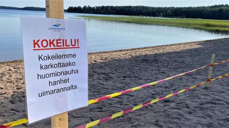 Huomiokyltti kesäisellä uimarannalla.
