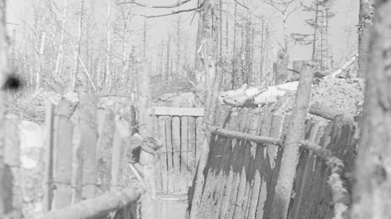 Taisteluhautaa Rajajoen rautatielohkon oikealla sivustalla toukokuussa 1944.