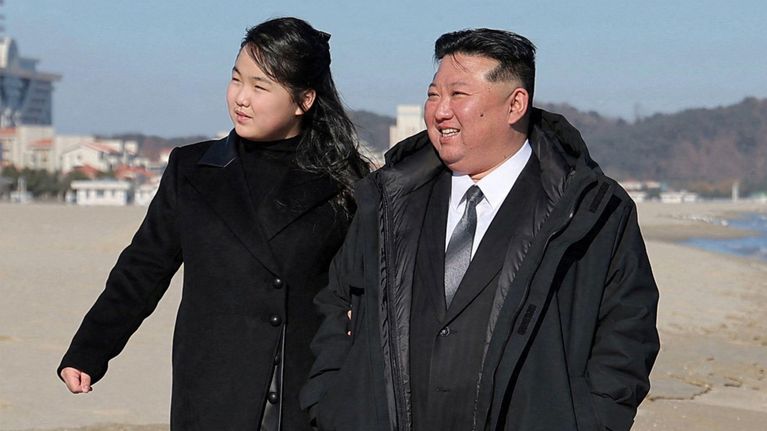 Kim Ju-ae ja Kim Jong-un seisovat vierekkäin rannalla mustissa takeissa.