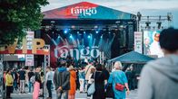 Tangomarkkinoiden katulava kuvattuna yleisöstä päin.