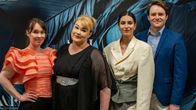 Mirjam Helin -laulukilpailun alkukilpailuihin osallistuvat suomalaiset (Emma Mustaniemi, Heta Sammalisto, Iris Candelaria ja Johannes Pessi) kilpailijat poseeraavat rivissä kameralle.