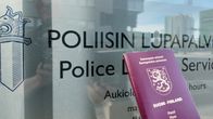 Passi ja poliisin luopatoimiston ovi.