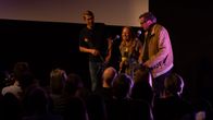 Jussi Vatanen, Alma Pöysti ja Aki Kaurismäki Kuolleet lehdet -elokuvan Suomen ensi-illassa Sodankylän elokuvajuhlilla.