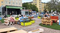 Ihmisiä seuraamassa konserttia Lahden torilla