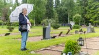 Oululainen Aino As-Saadin miehensä haudalla 10.6.2026. Hautakivi oli puhdistettavana ilkivallan jäljiltä.