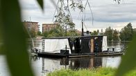 Kesän sauna -lautta kelluu Oulujoessa Tuiran uimarannan edustalla.