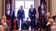 Jyrki Katainen ja Alexander Stubb saapumassa juhlasaliin.