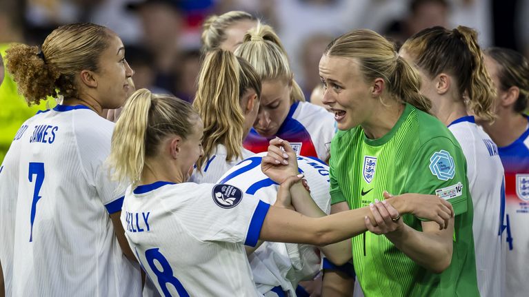 Chloe Kelly ja Hannah Hampton juhlivat EM-kultaa 2025.