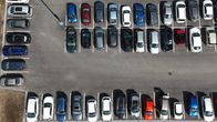 Ylhäältäpäin kuvattuja autoja Lielahden liityntäparkissa Tampereella.