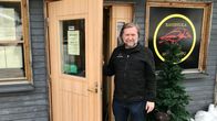 Jarno Jaksola Huttuhipun ovella Pyhätunturilla.