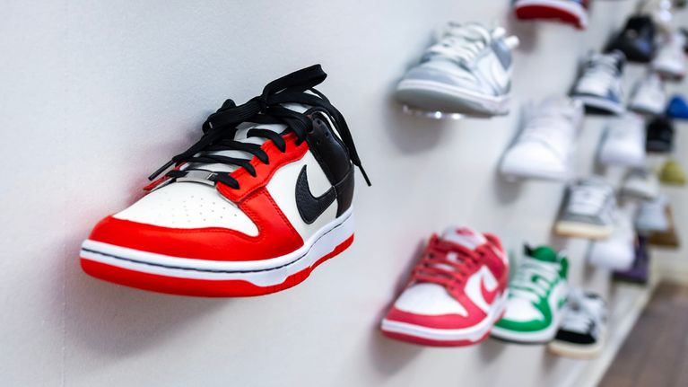 Myytävänä olevia lenkkareita Sneakers in Finland myymälän seinällä.