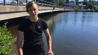 Poika seisoo rannalla, kädessään köysi