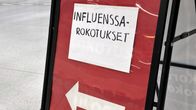 Kyltti, jossa teksti INFLUENSSAROKOTUKSET ja nuoli, joka osoittaa rokotuspaikalle.