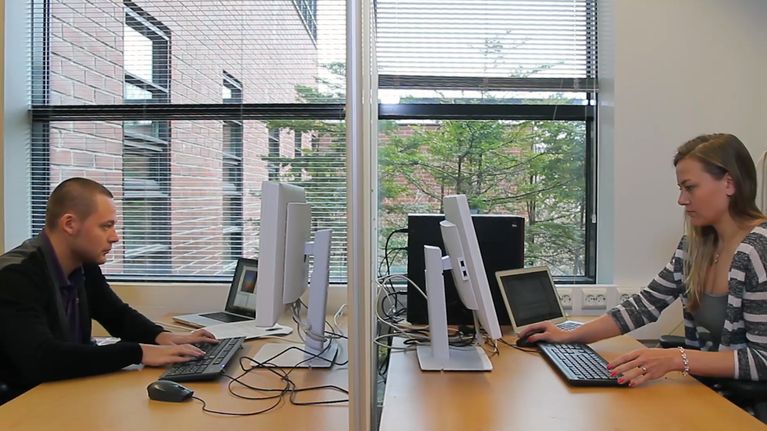 Aalto-yliopiston tutkijat Konstantin Tiurev ja Emmi Ruokokoski simuloivat tietokoneessa.