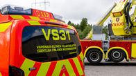 Varsinais-Suomen pelastuslaitoksen pakettiauto etualalla ja taustalla nostolava, josta nousee nosturi ylös.