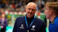 Handbollslandslagets tränare Ola Lindgren och spelaren Kalle Kankaanpää under en landskapm mot Montenegro.