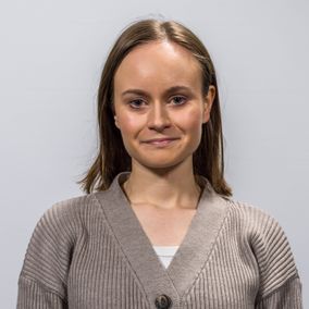 Kuvassa nainen, jolla on ruskeat hiukset