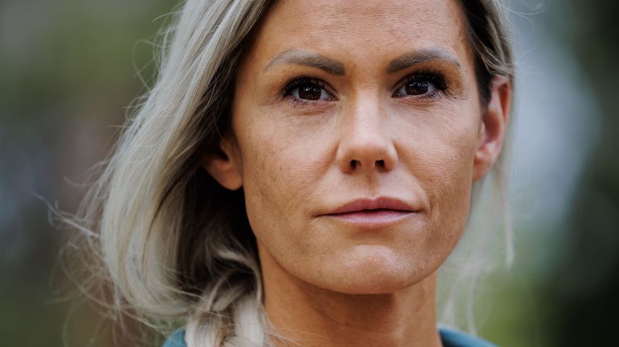 Marika Tuominiemi katsoo kameraan.